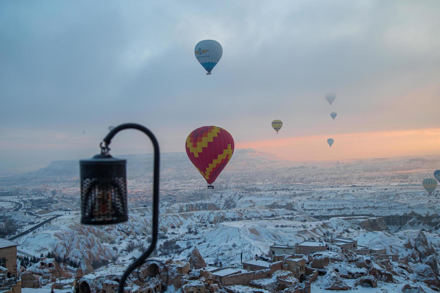 Kappadokien, Türkei, 2021 - Heißluftballons fliegen über Kappadokien foto