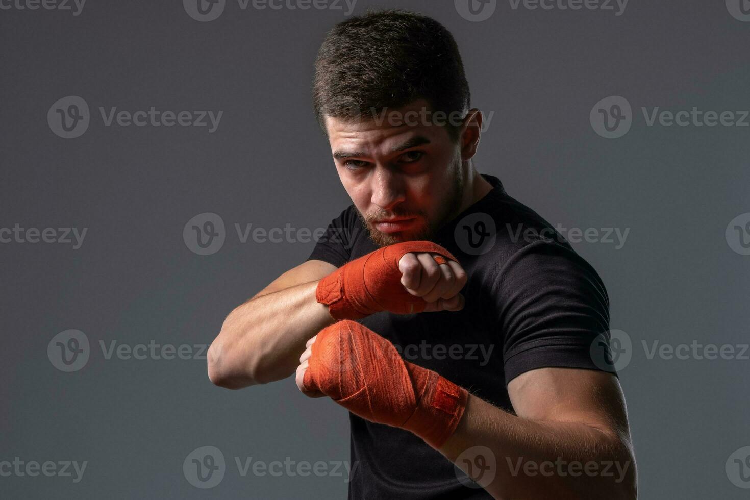 konzentriert jung Boxer mit Hand Wraps Arbeiten aus Defensive Haltung foto