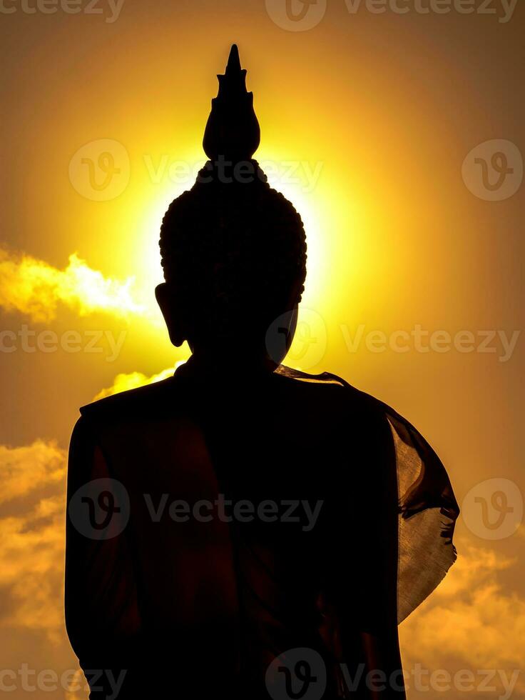 Silhouette hinter ein Statue von Buddha im das Tempel. foto