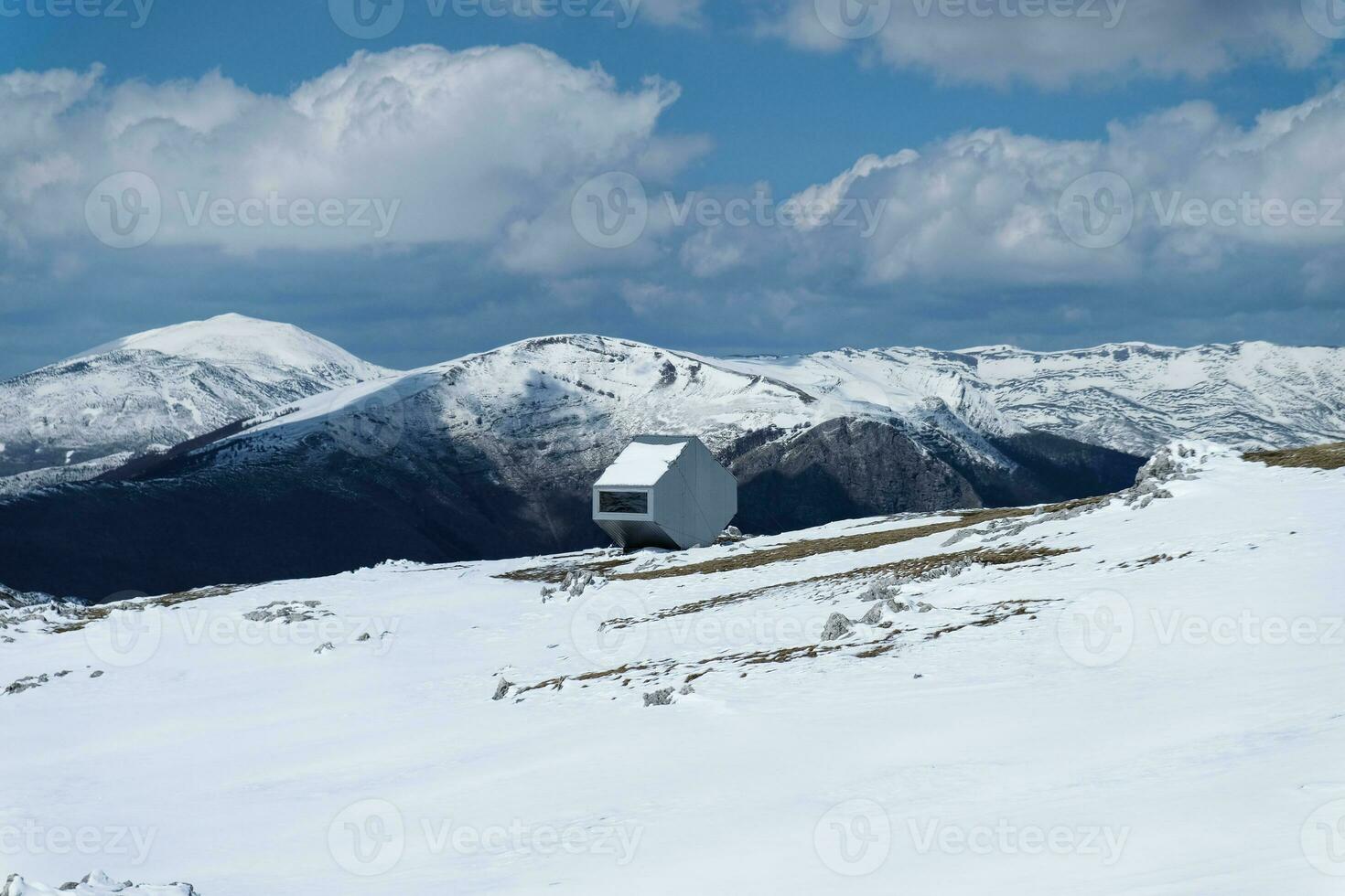 Berg Schutz zum Wanderer und Bergsteiger während Winter Zeit. Alpinismus Aktivität. Berge voll von Schnee. verbinden mit Natur. draußen Aktivität und Reisen Lebensstil. foto