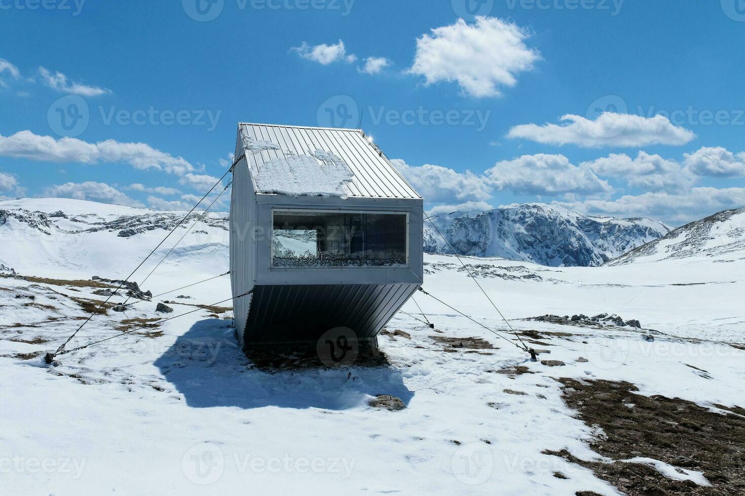 Berg Schutz zum Wanderer und Bergsteiger während Winter Zeit. Alpinismus Aktivität. Berge voll von Schnee. verbinden mit Natur. draußen Aktivität und Reisen Lebensstil. foto