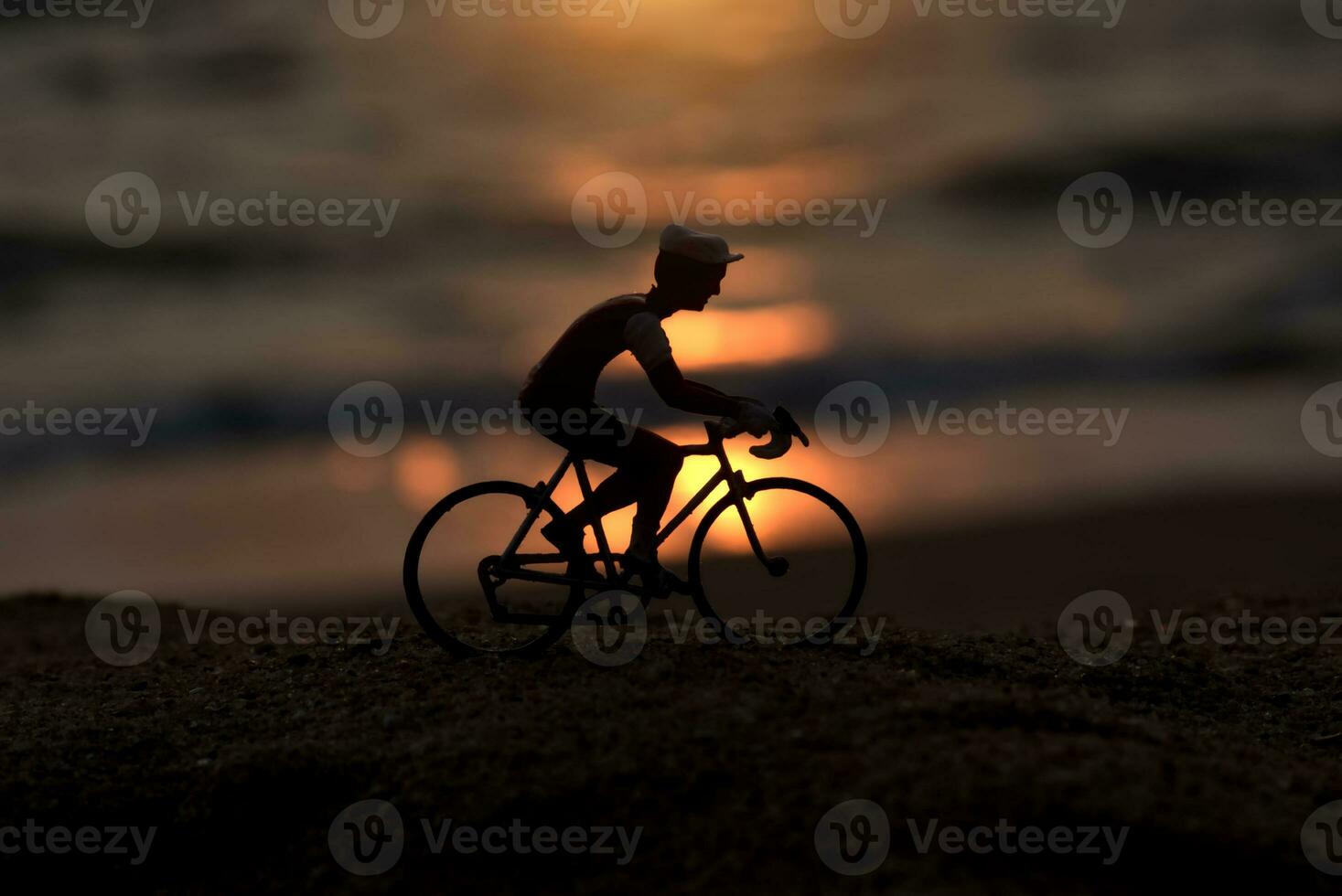 Silhouetten Radfahrer auf das Strand beim Sonnenuntergang. foto