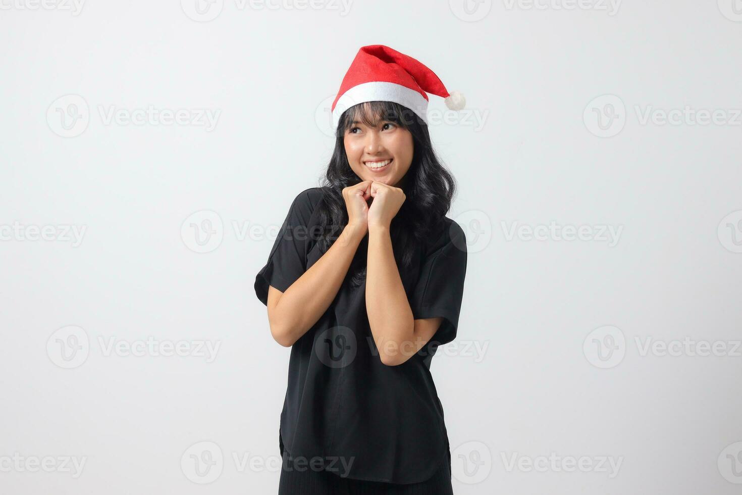 Porträt von attraktiv asiatisch Frau mit rot Santa Hut Gefühl Glücklich, zeigen aufgeregt und heiter Ausdruck. Neu Jahr und Weihnachten Konzept. isoliert Bild auf Weiß Hintergrund foto