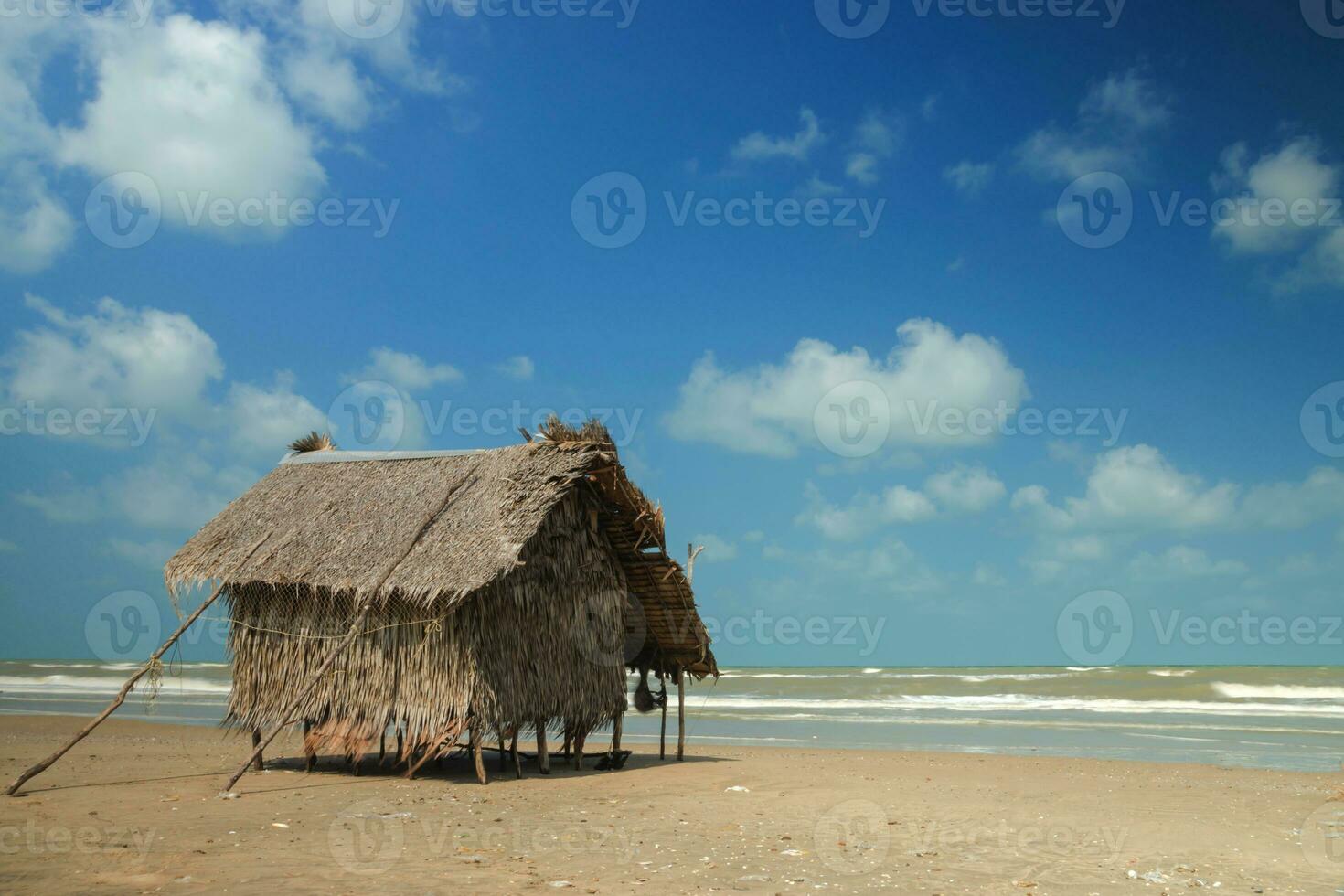 Fischers Hütte auf das Strand mit Sand und Himmel. foto