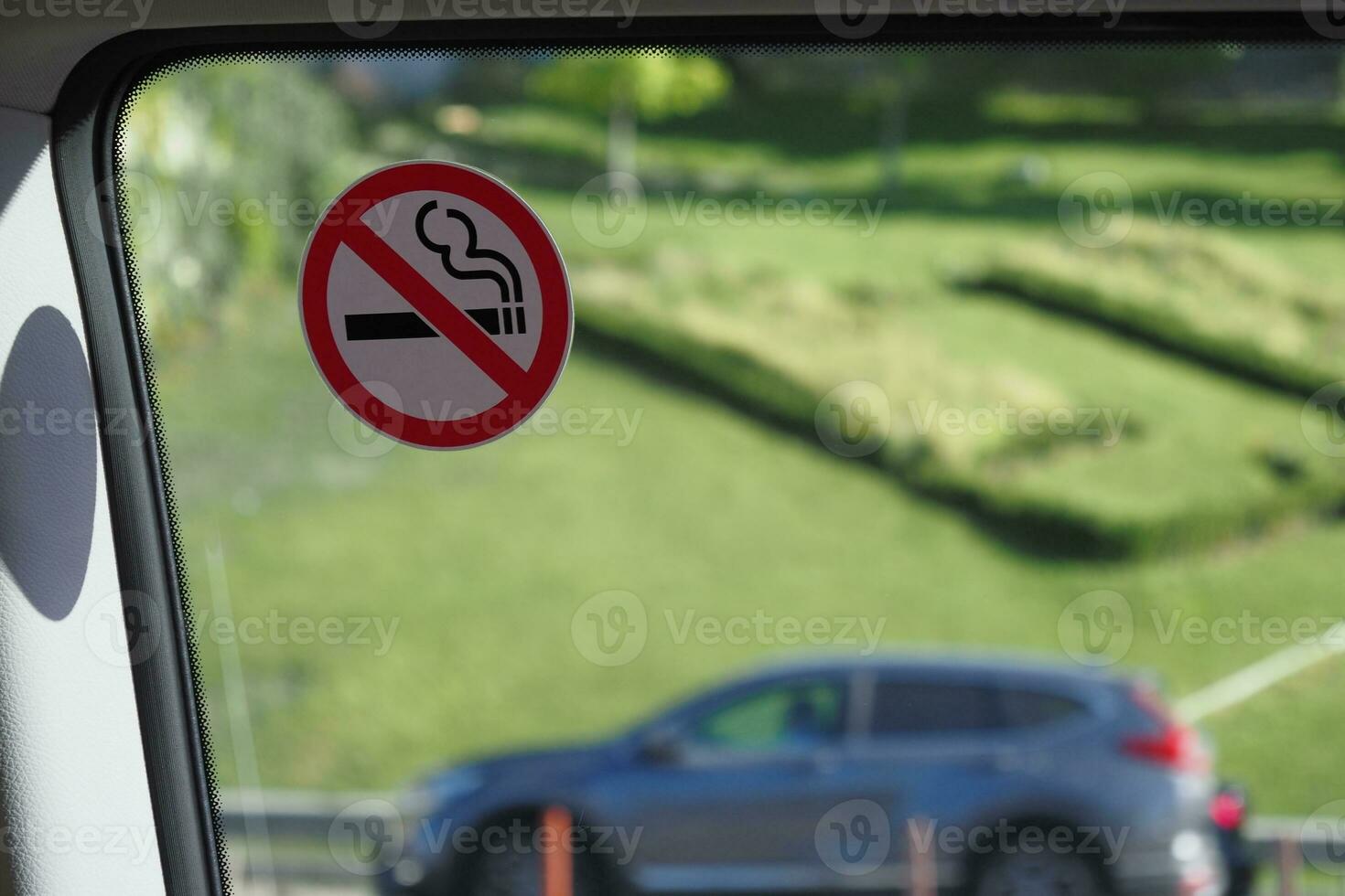 Nein Rauch Zeichen auf Auto Fenster foto