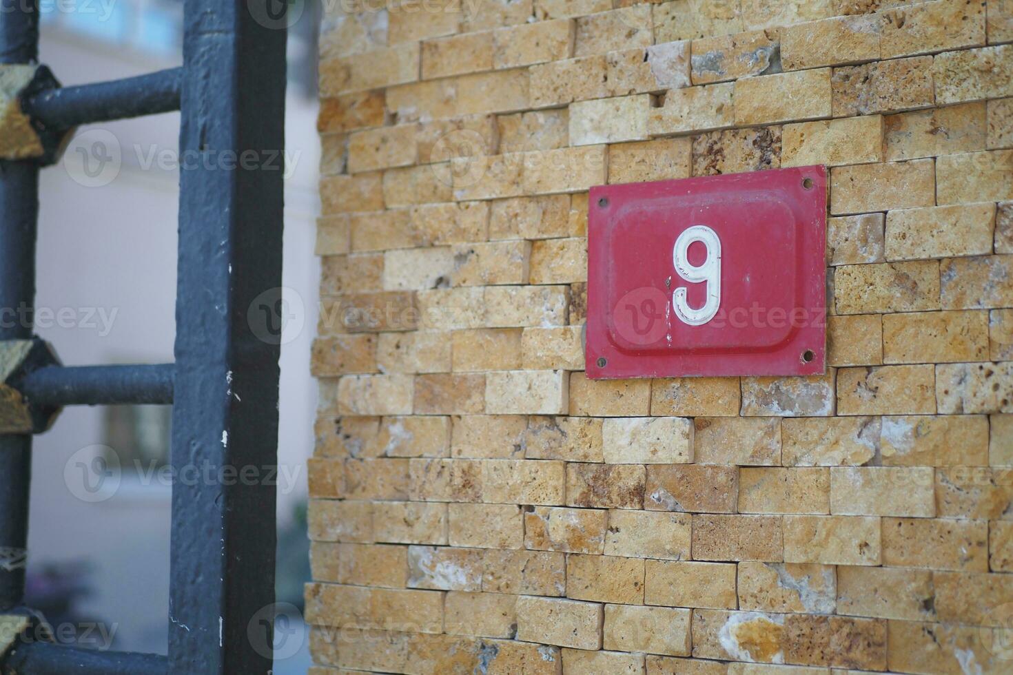 Haus Nummer Hübsch. dekorativ Beschriftung auf ein Backstein Mauer. foto