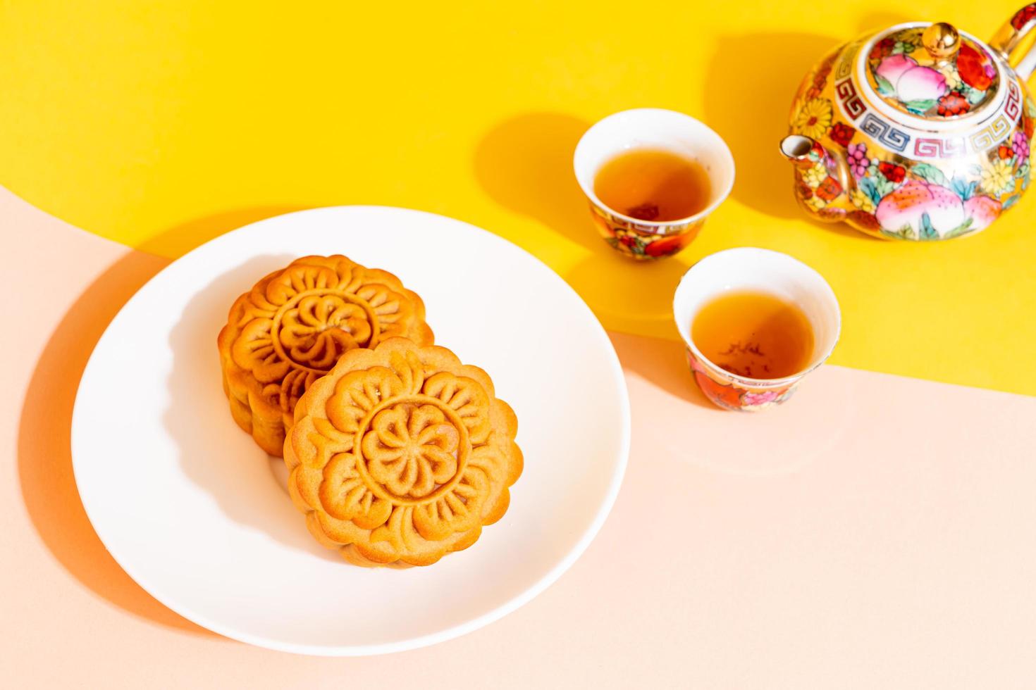 chinesischer mondkuchen auf teller foto