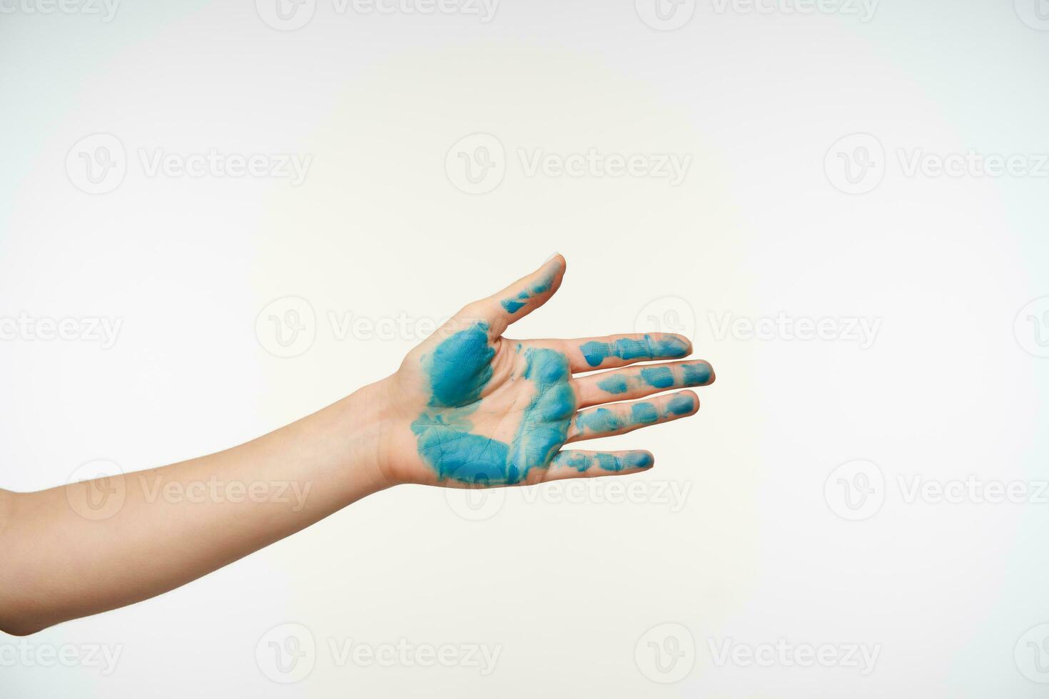 Seite Aussicht von weiblich Hand mit Blau Farbe auf es Sein angehoben während gehen zu Shake jemandes Hand, Verbreitung es voraus während posieren Über Weiß Hintergrund foto