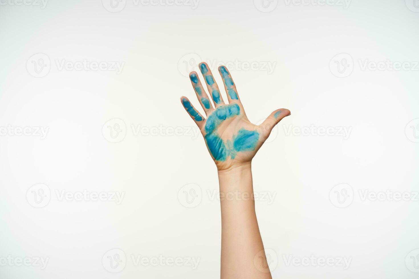 abgeschnitten Foto von hellhäutig ziemlich Frau Hand zeigen angehoben Palme mit Blau Farbe auf Es, Stehen Über Weiß Hintergrund. Mensch Hände und Zeichen Konzept