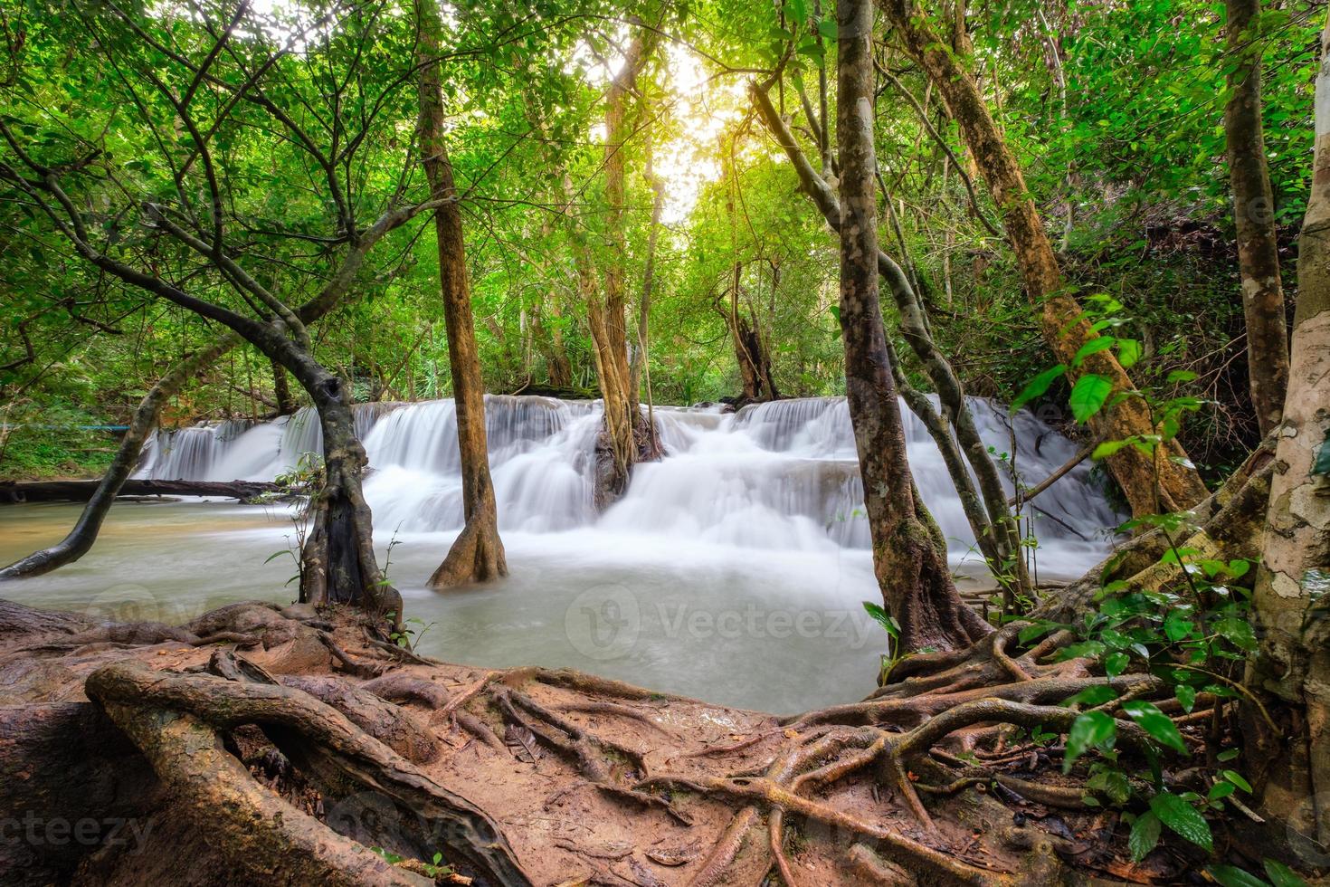 schöner Huay Mae Khamin Wasserfall im tropischen Regenwald foto