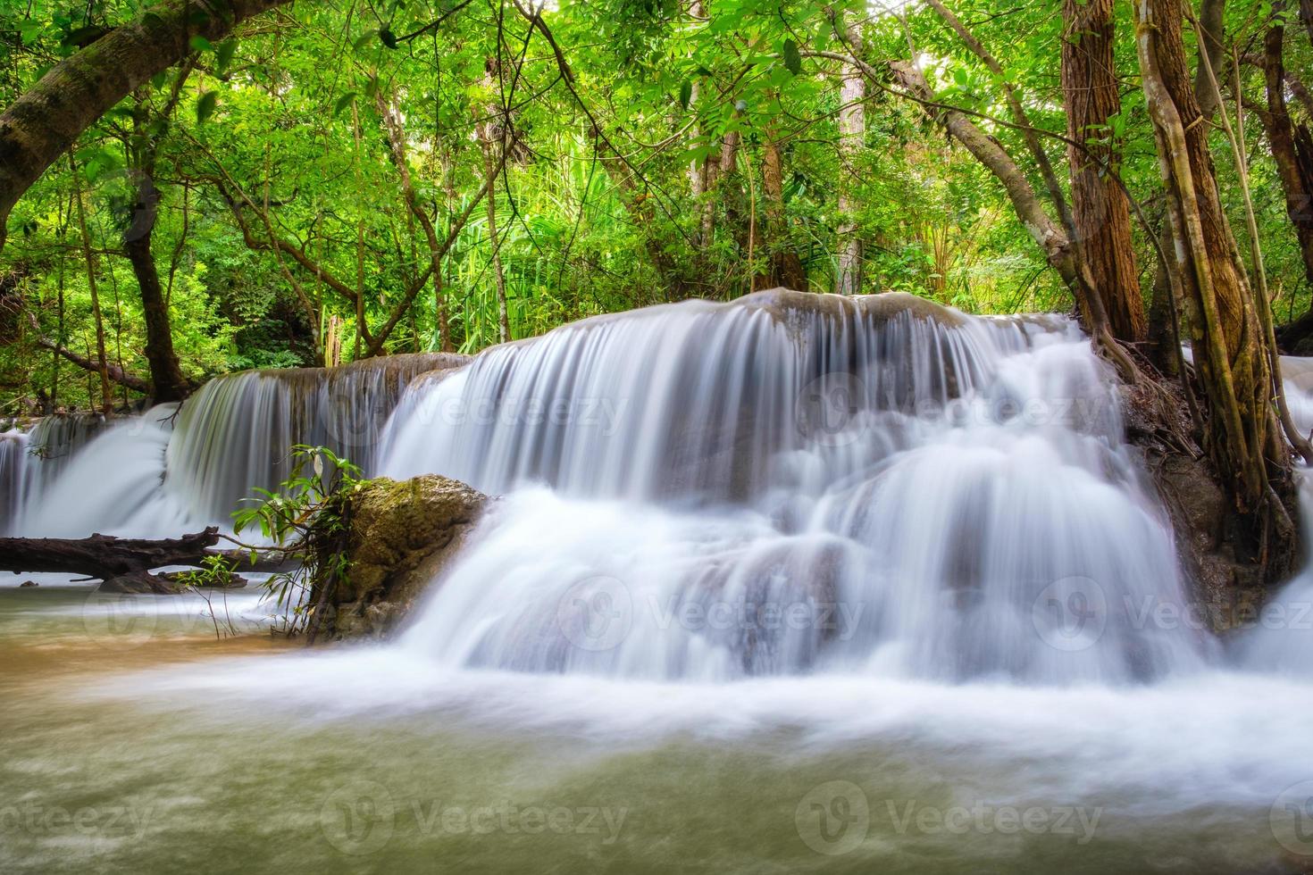 schöner Huay Mae Khamin Wasserfall im tropischen Regenwald foto