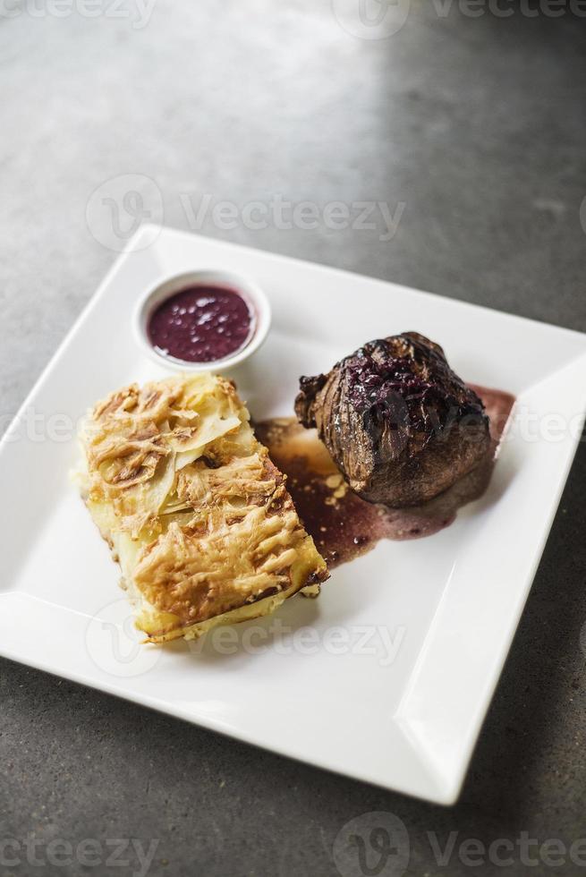 Rindersteak mit Kartoffel-Käse-Auflauf foto