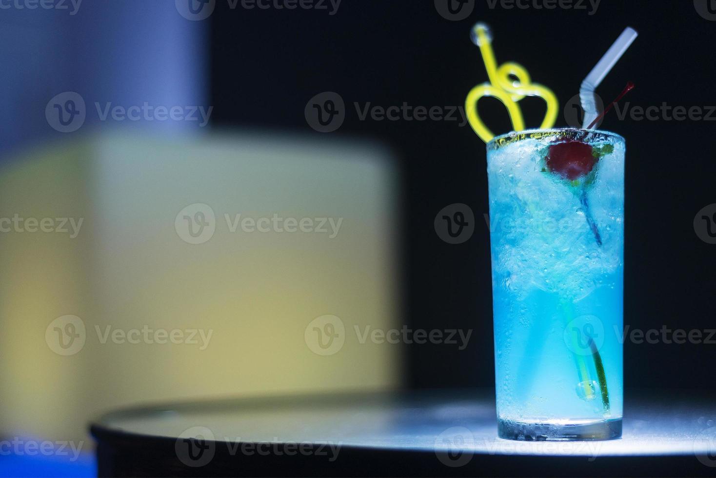 Blue Curacao Cocktail Drink mit Kirsche in der Nacht foto