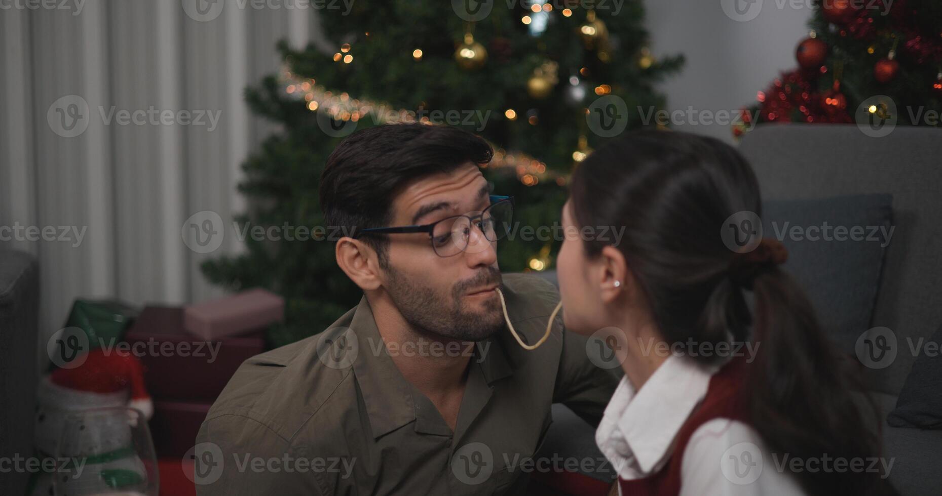 Porträt von jung Paar Glück Weihnachten Feier Abendessen Party Essen und trinken Champagner beim heim, feiern Weihnachten und Neu Jahr. foto