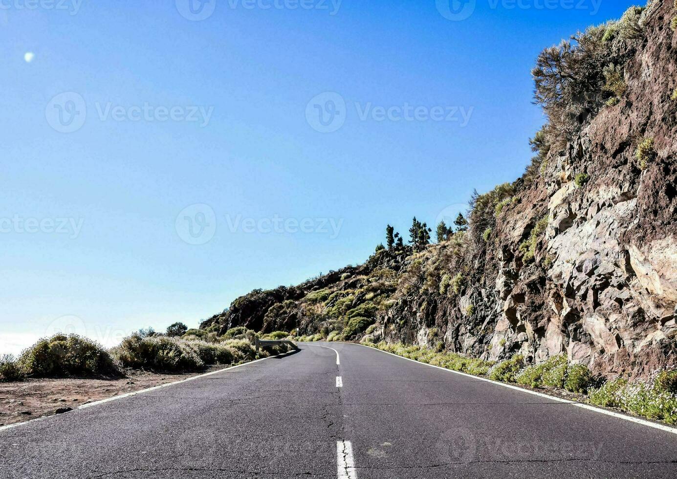 ein leeren Straße auf ein Berg Seite foto