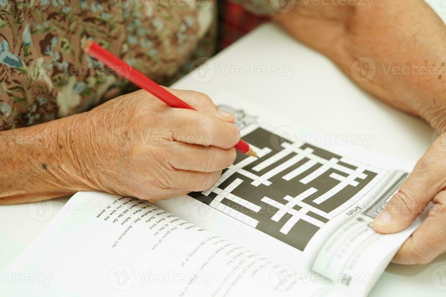 Alten Frau spielen Sudoku Puzzle Spiel zum Behandlung Demenz Verhütung und Alzheimer Krankheit. foto