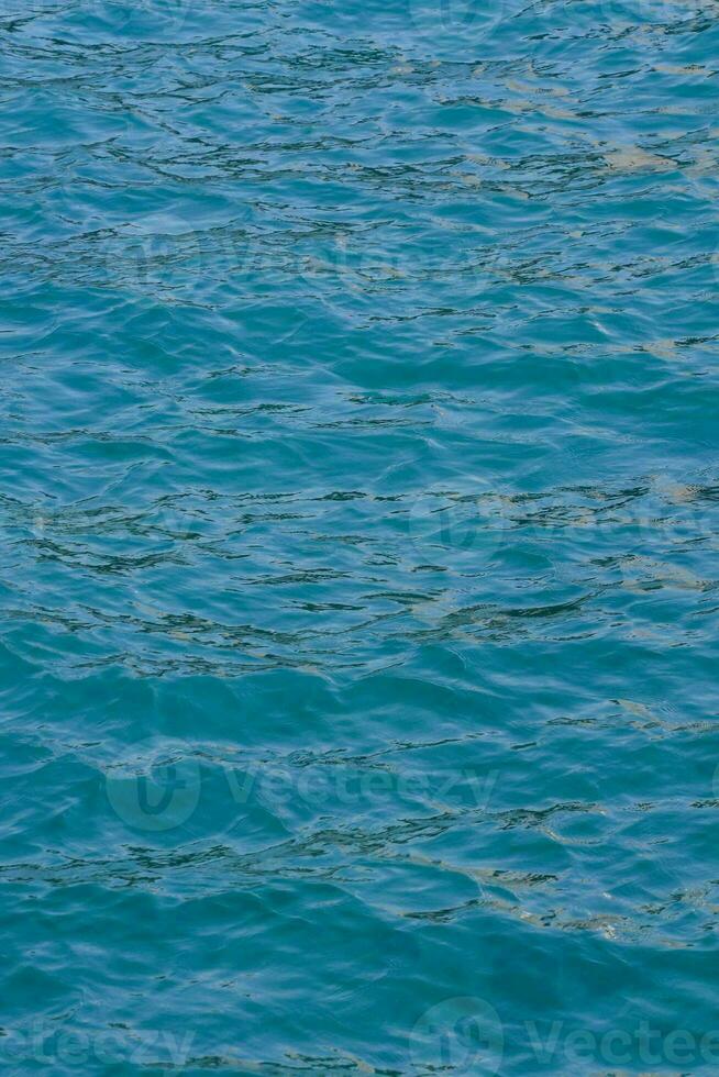 das Wasser ist Blau und klar mit Wellen foto