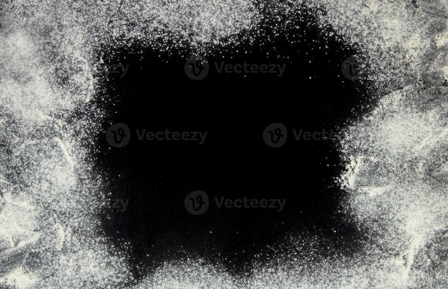 Weizen Mehl auf ein schwarz Tisch. abstrakt Hintergrund. foto