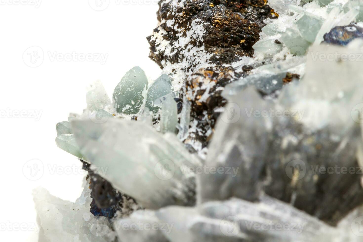 Makromineralstein Drususquarz mit Sphalerit im Felsen ein weißer Hintergrund foto