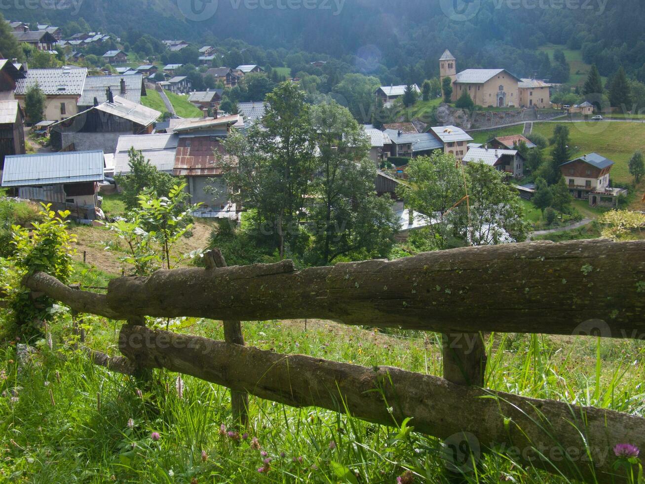 hölzern Zaun im Vorderseite von ein Dorf foto