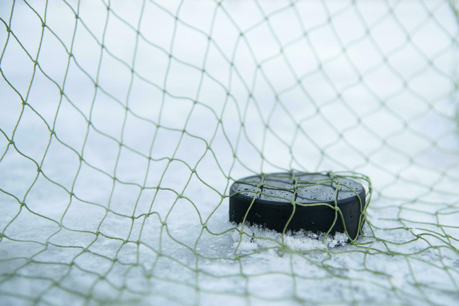 Eishockey Puck im das Tor Netz Nahansicht foto