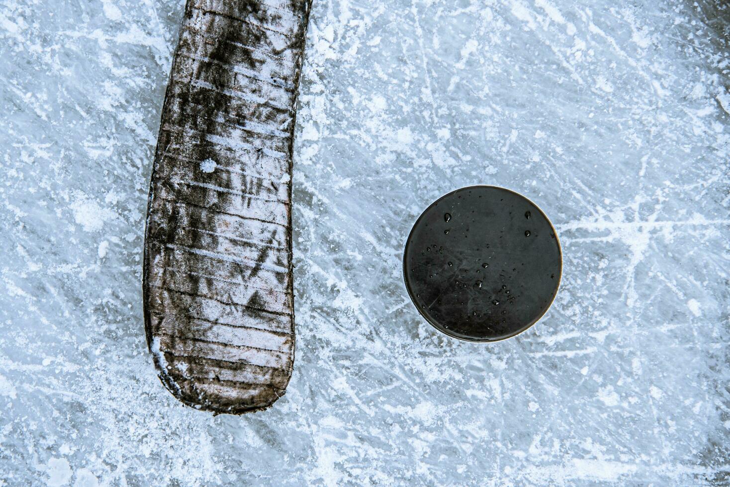 Nahansicht Stock und Puck auf das Eis Hintergrund foto