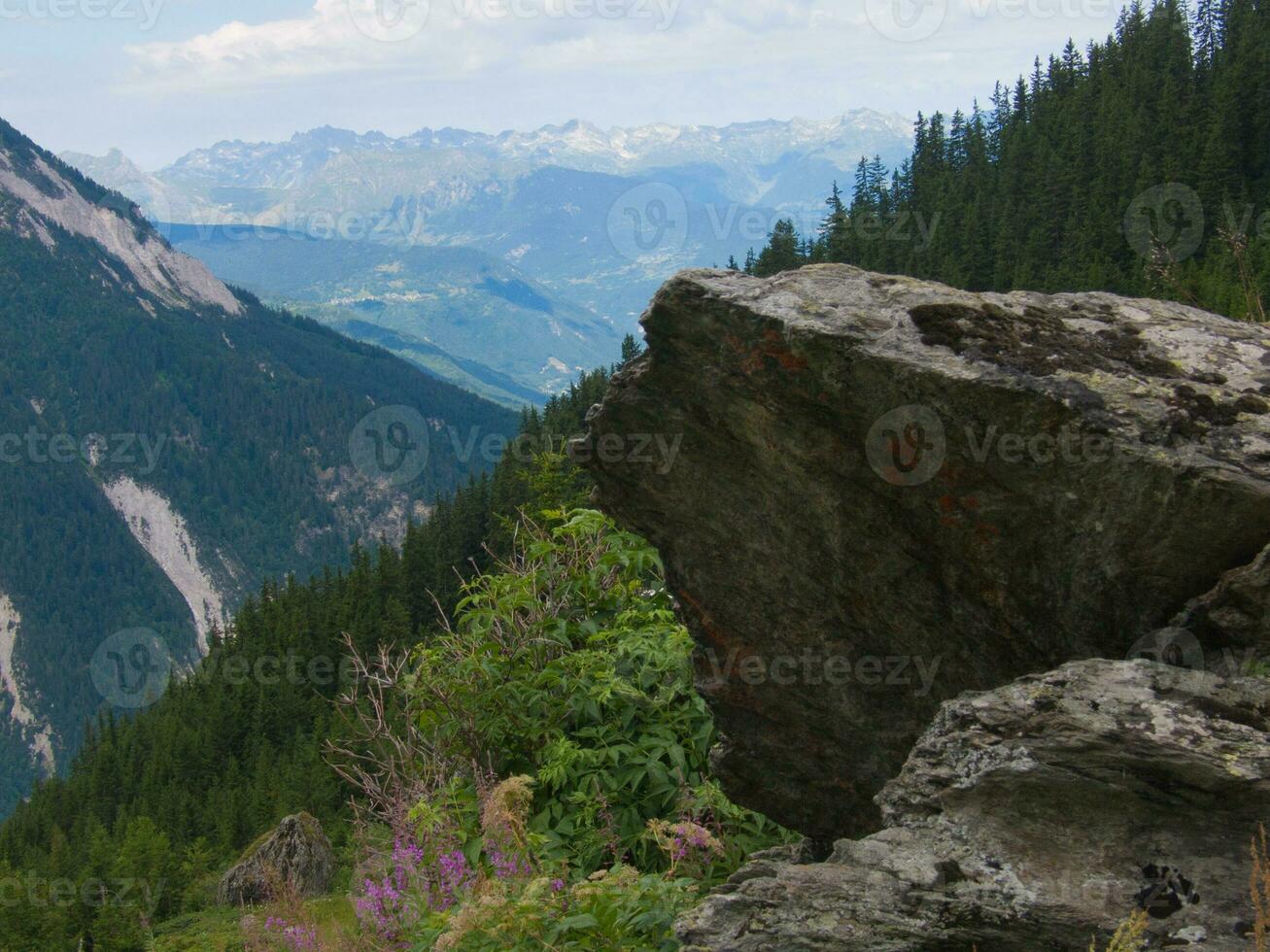 ein Berg Angebot im das Hintergrund foto