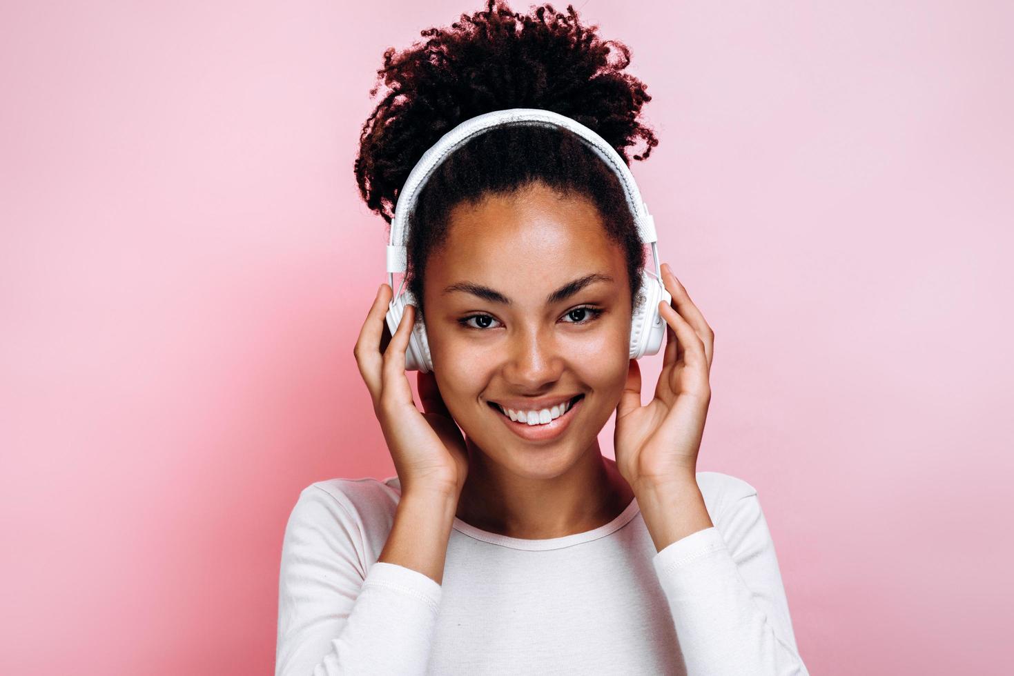 attraktive junge Afroamerikanerin auf rosa Hintergrund foto