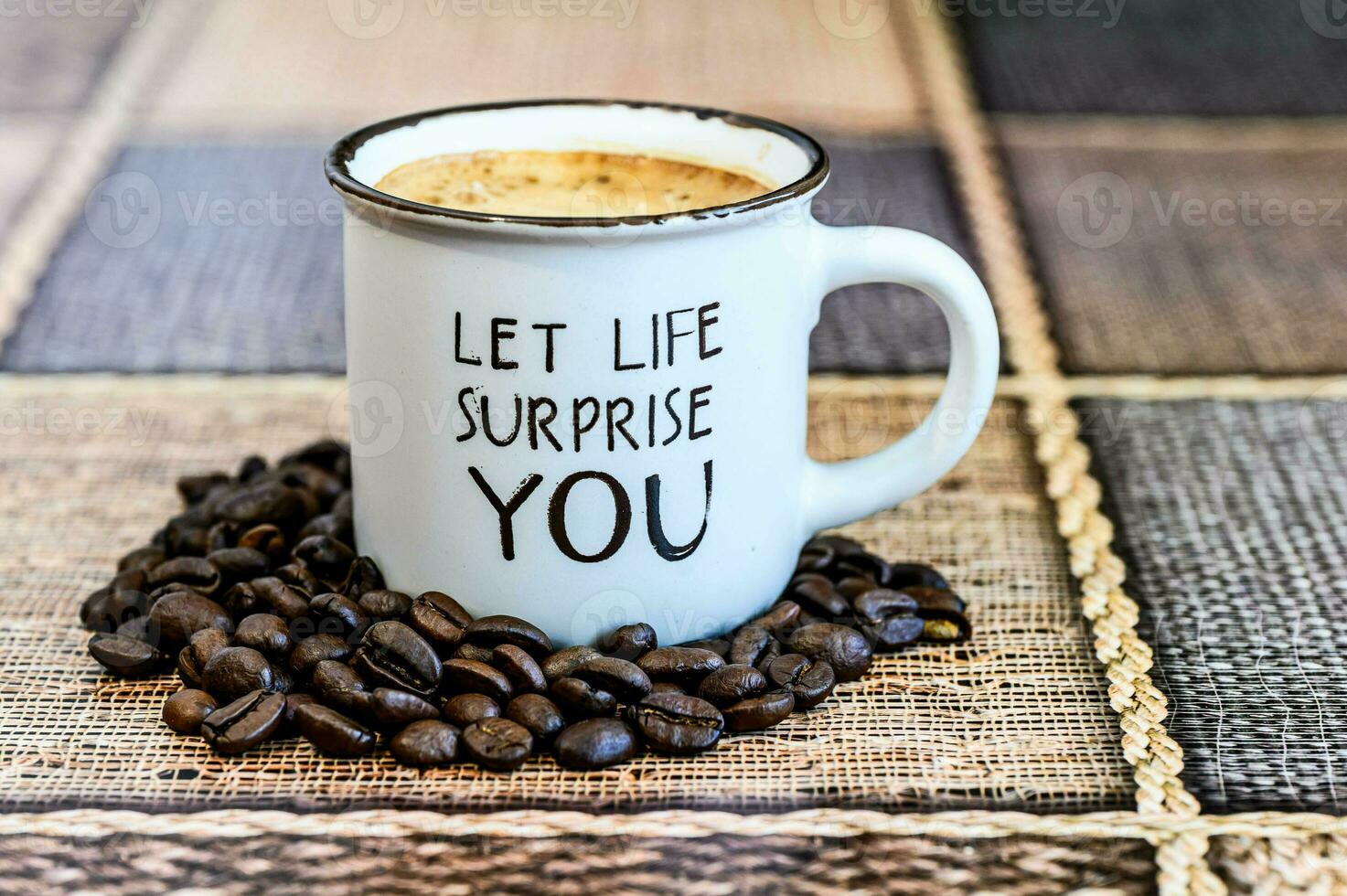 Lassen Leben Überraschung Sie auf ein Weiß Kaffee Becher foto