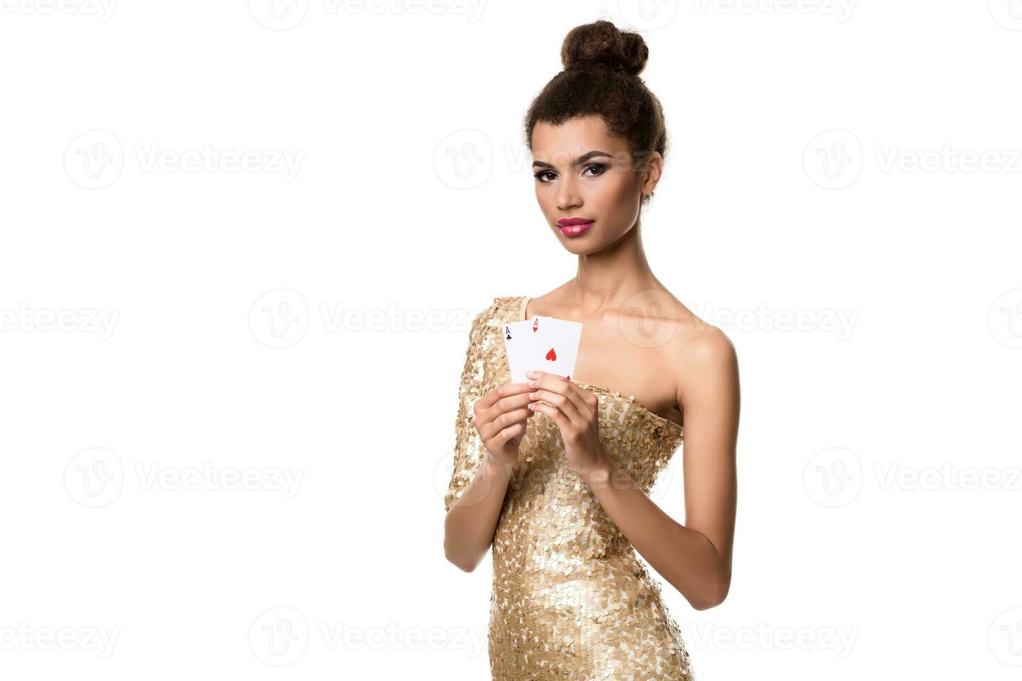 ziemlich afrikanisch Mädchen zeigt an zwei Asse im Kasino Poker und Sieg foto