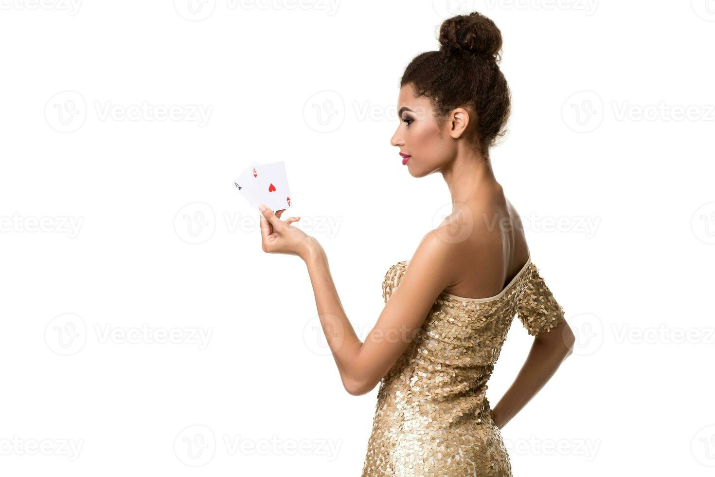 ziemlich afrikanisch Mädchen zeigt an zwei Asse im Kasino Poker und Sieg foto
