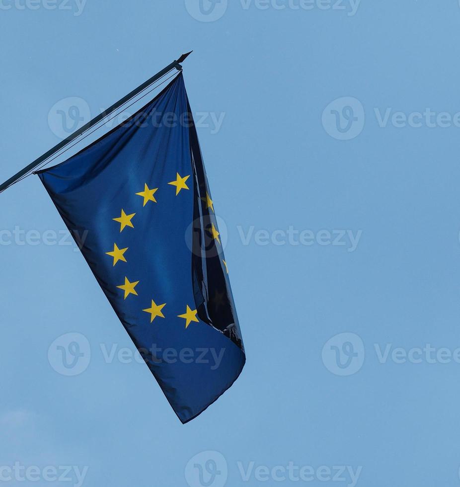 Flagge der Europäischen Union über blauem Himmel foto