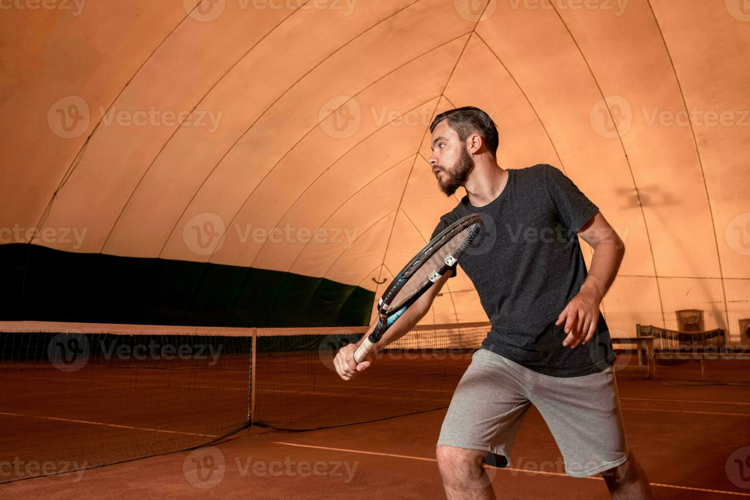 jung Sportler spielen Tennis foto