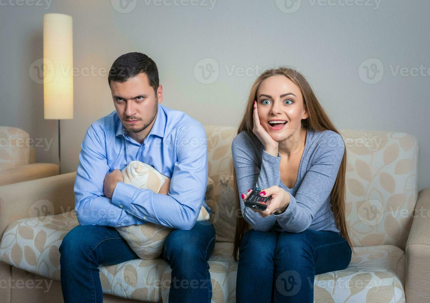 Porträt von Paar Sitzung auf Sofa Aufpassen Fernsehen. foto