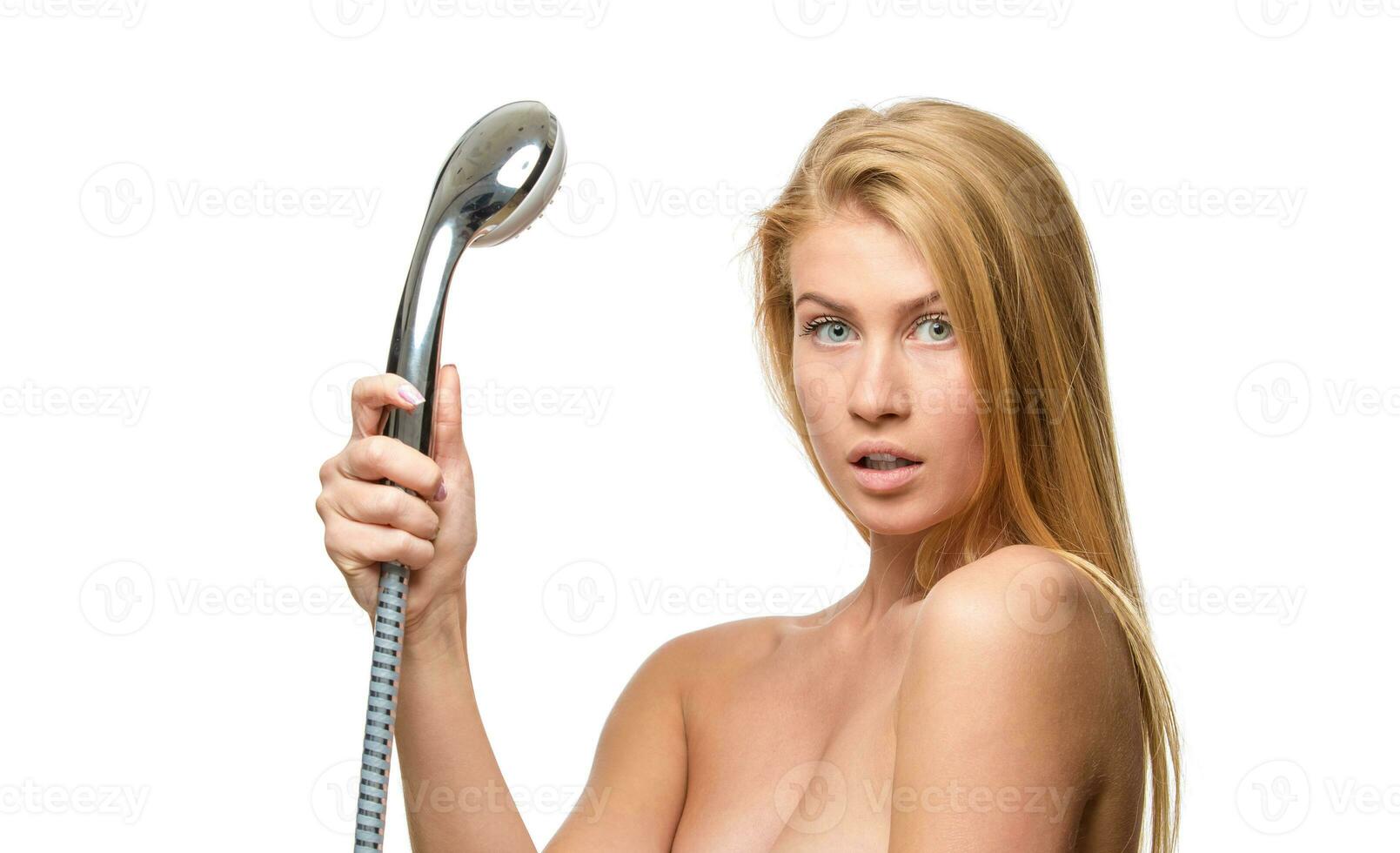 jung Frau im ein Handtuch halten Dusche Kopf foto