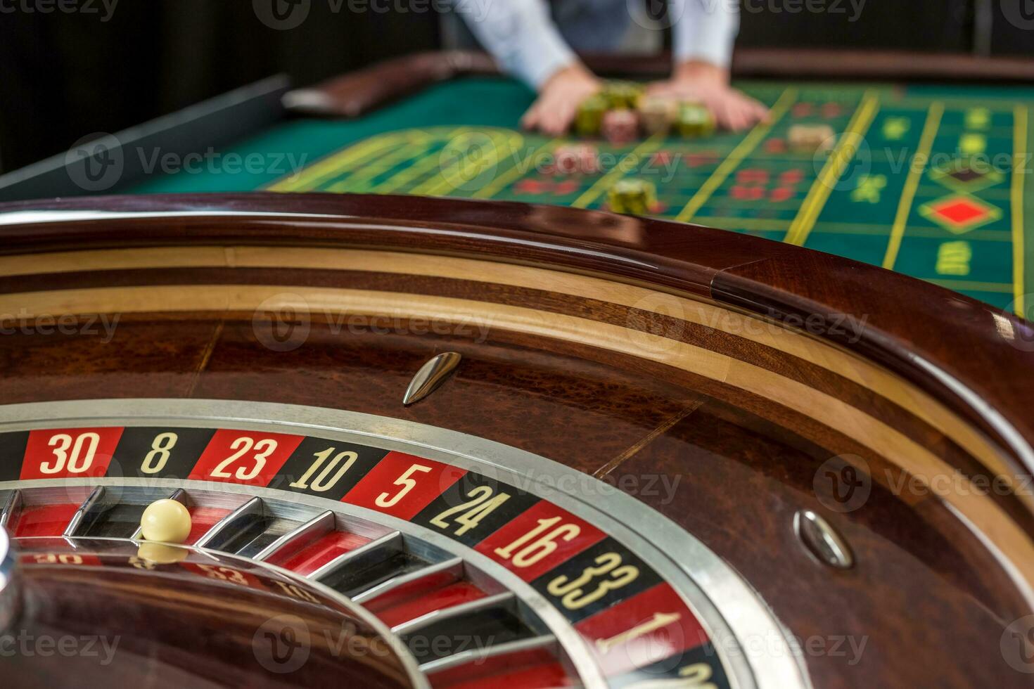 Roulette und Haufen von Glücksspiel Chips auf ein Grün Tisch. foto