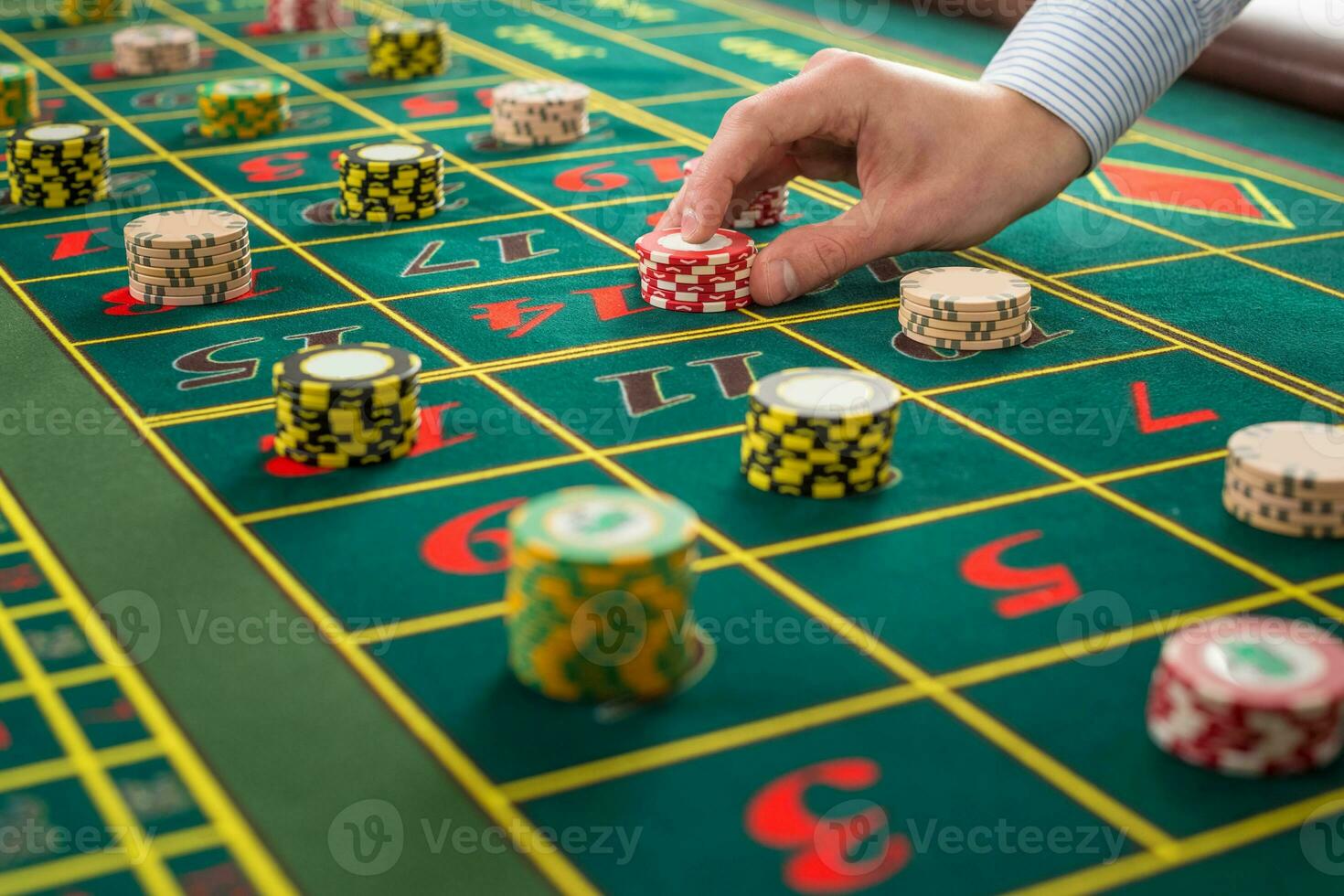 Bild von ein Grün Tabelle und Wetten mit Chips. foto