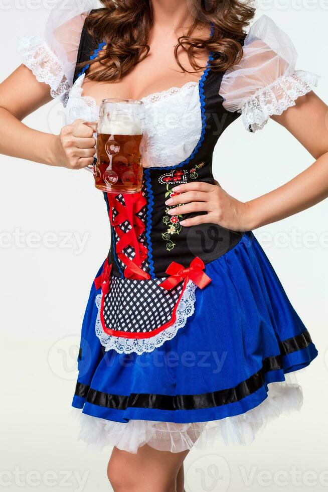 schön jung Brünette Mädchen von Oktoberfest Bier Stein foto