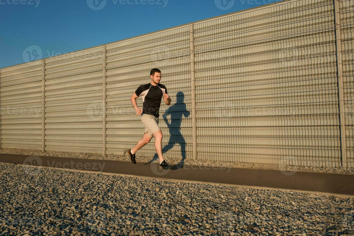 voll Länge Porträt von sportlich Mann Laufen foto