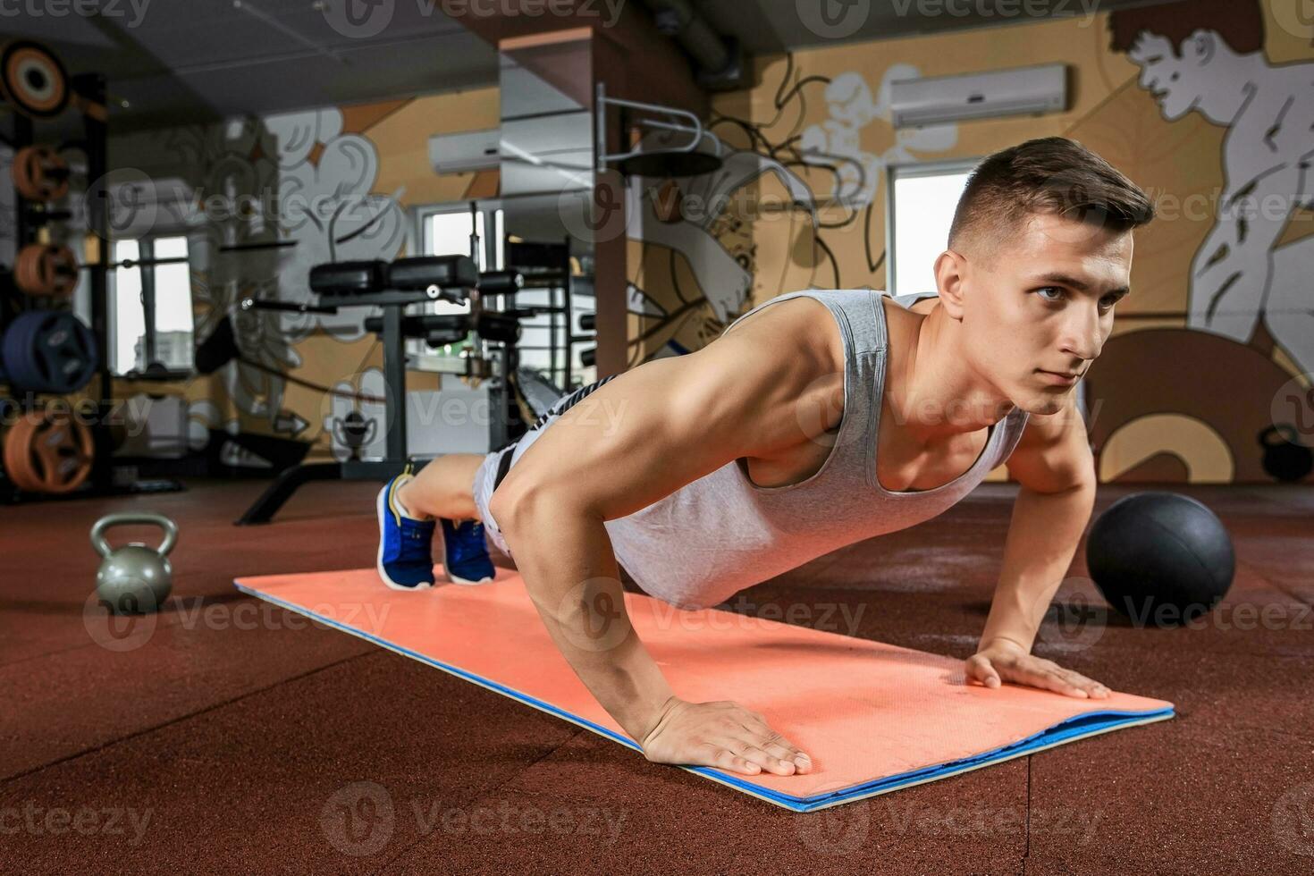 jung Mann tun Übungen im das Fitnessstudio foto