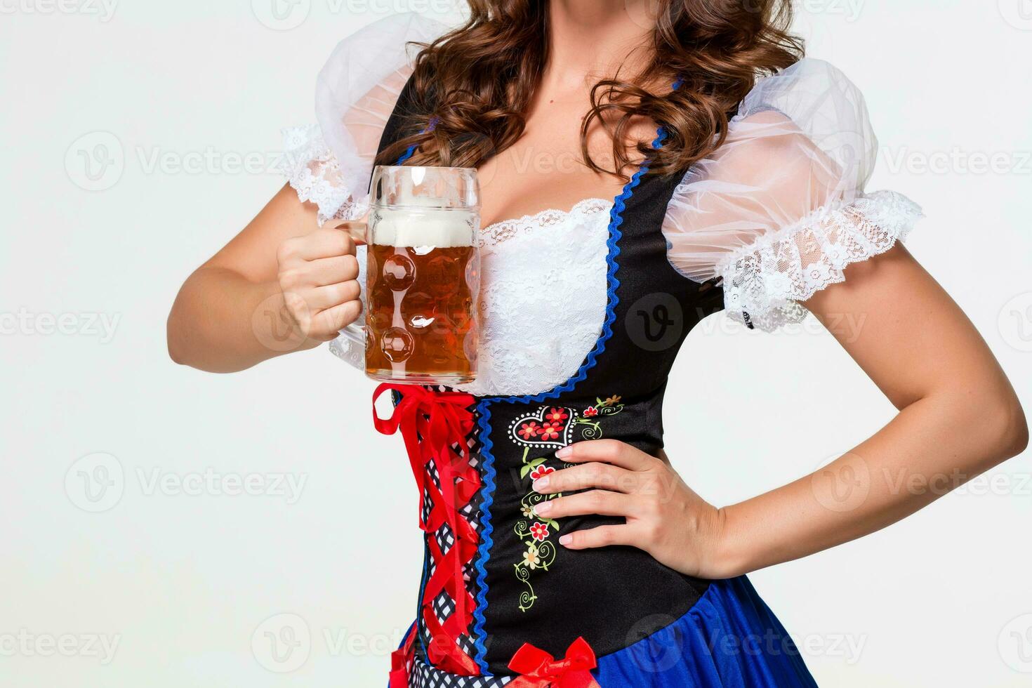 schön jung Brünette Mädchen von Oktoberfest Bier Stein foto