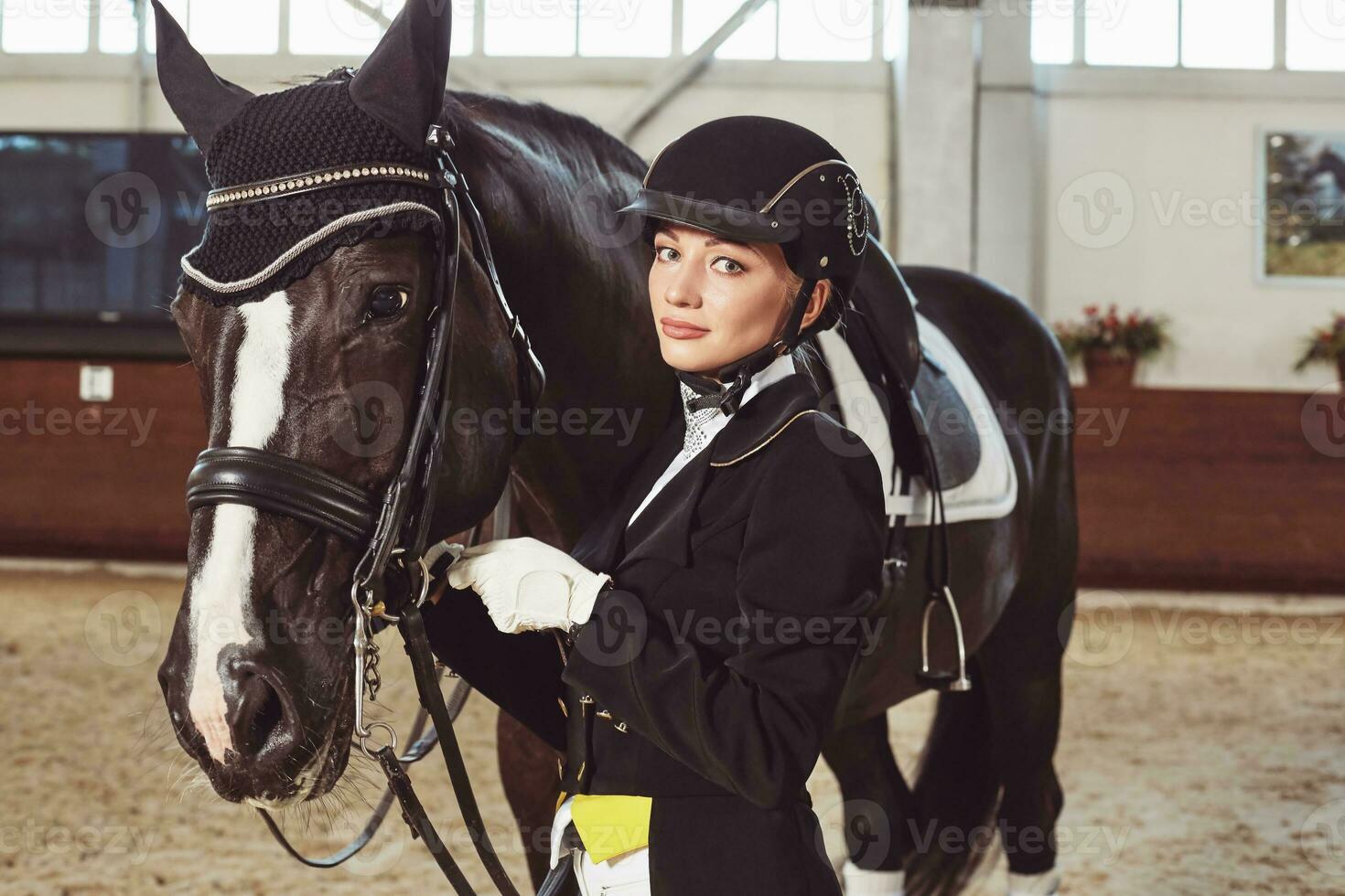 Frau Jockey mit seine Pferd foto