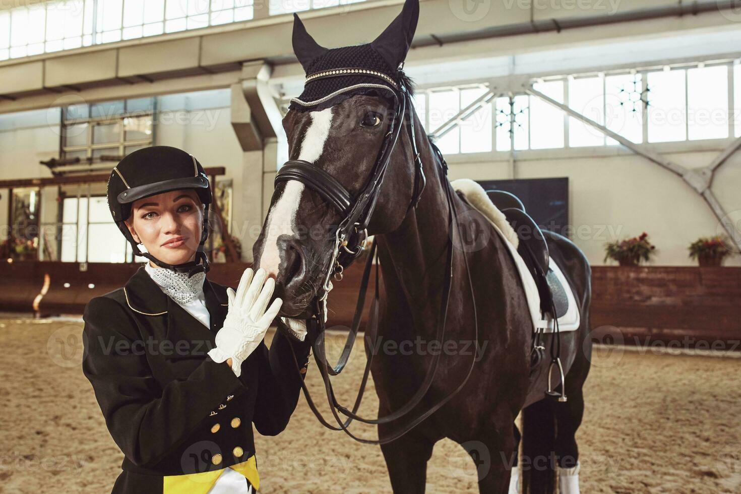 Frau Jockey mit seine Pferd foto