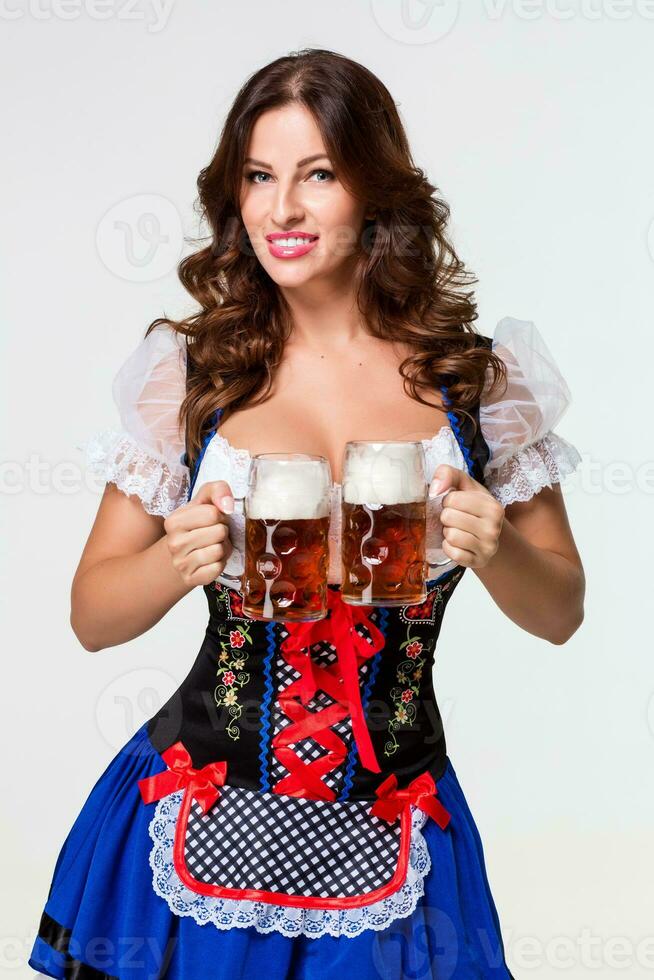 schön jung Brünette Mädchen von Oktoberfest Bier Stein foto