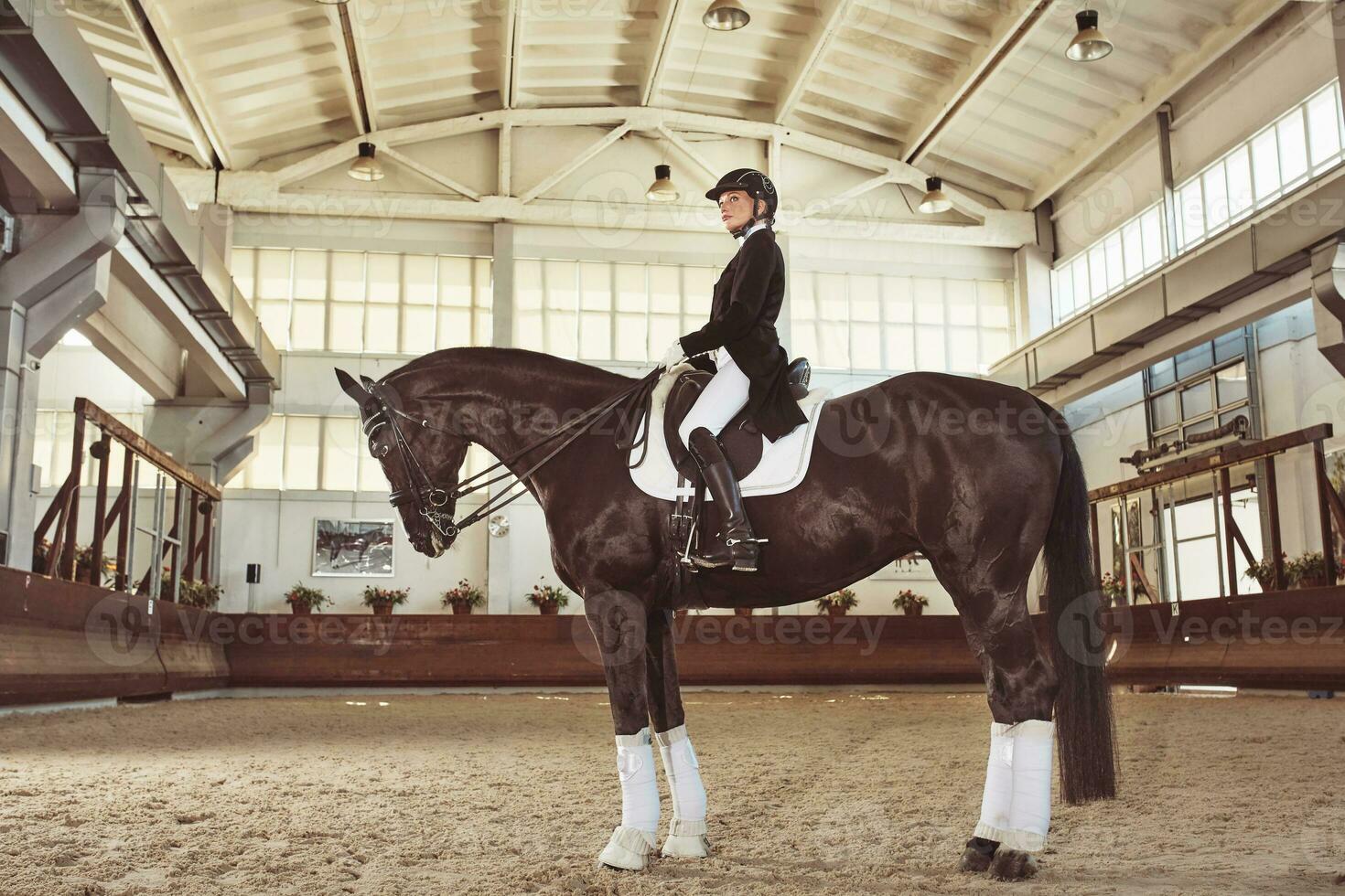 Frau Jockey mit seine Pferd foto