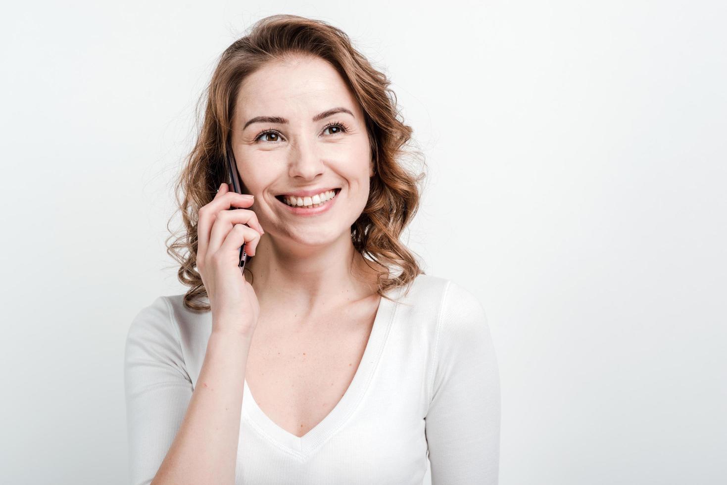 Nahaufnahme, lächelndes Mädchen am Telefon sprechen. foto