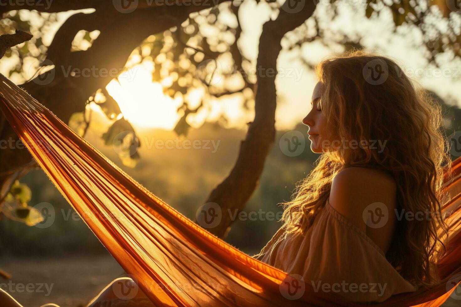 ai generiert ein schön Mädchen mit luxuriös Haar sitzt im ein Hängematte gedehnt zwischen zwei Bäume im Natur, im das Strahlen von das warm Sonne foto