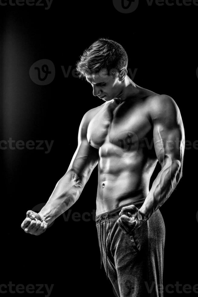 Bild von sehr muskulös Mann posieren mit nackt Torso foto