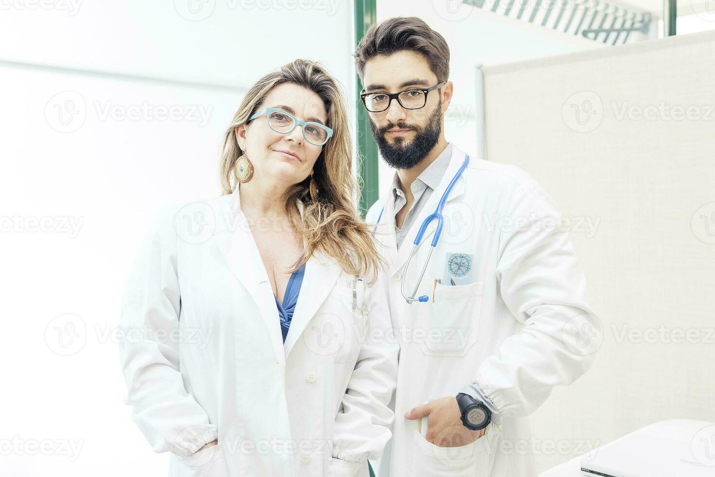 Paar von Ärzte im Krankenhaus foto