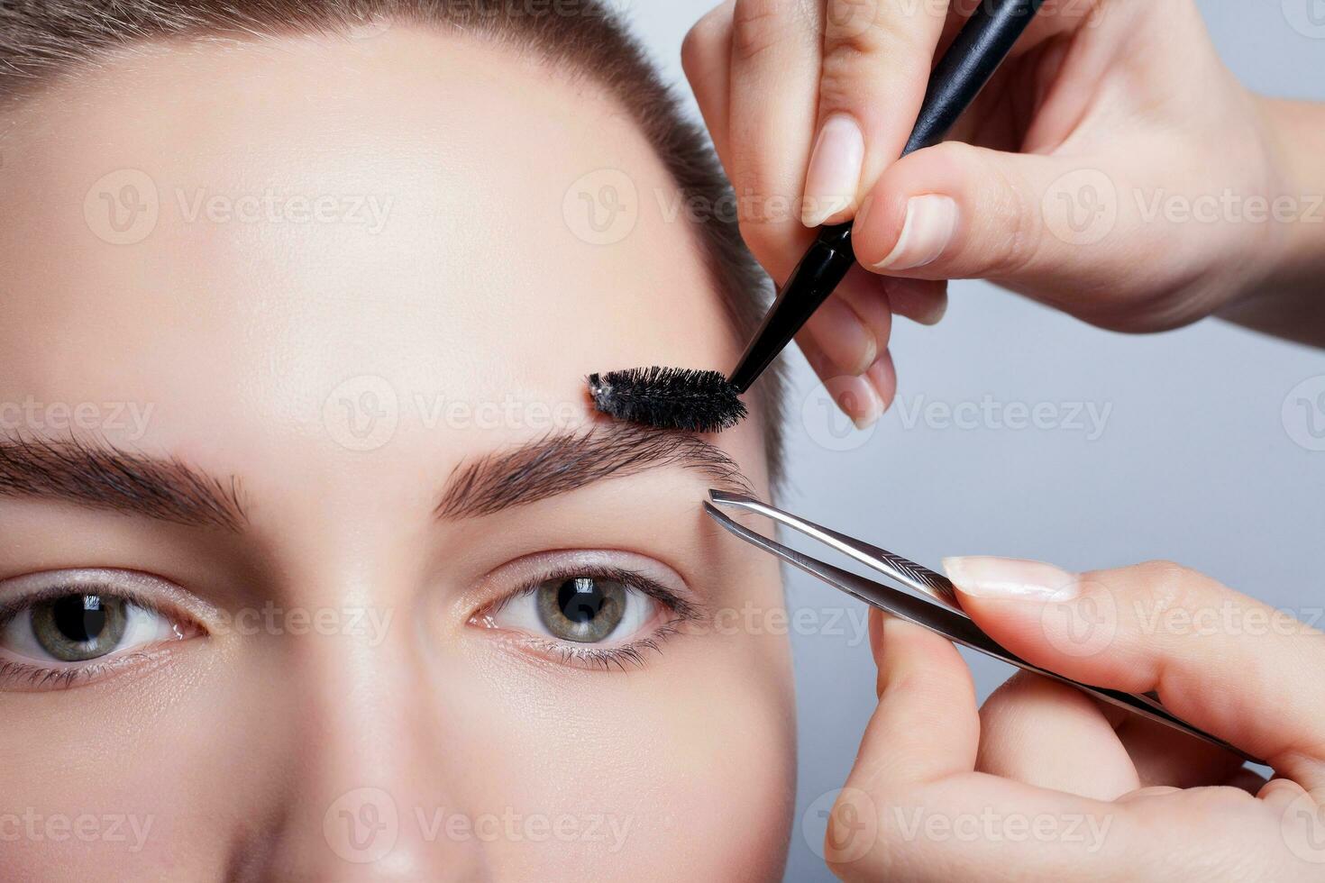 jung Brünette mit kurz Haar Frau bilden. Mädchen Kosmetik. foto